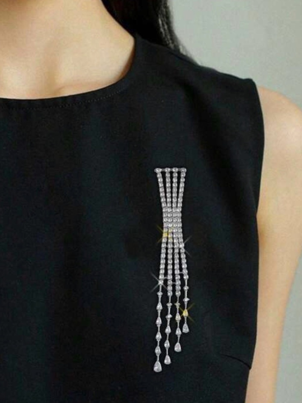Elegant Rhinestone Tassel Brooch - Picture 4 of 6